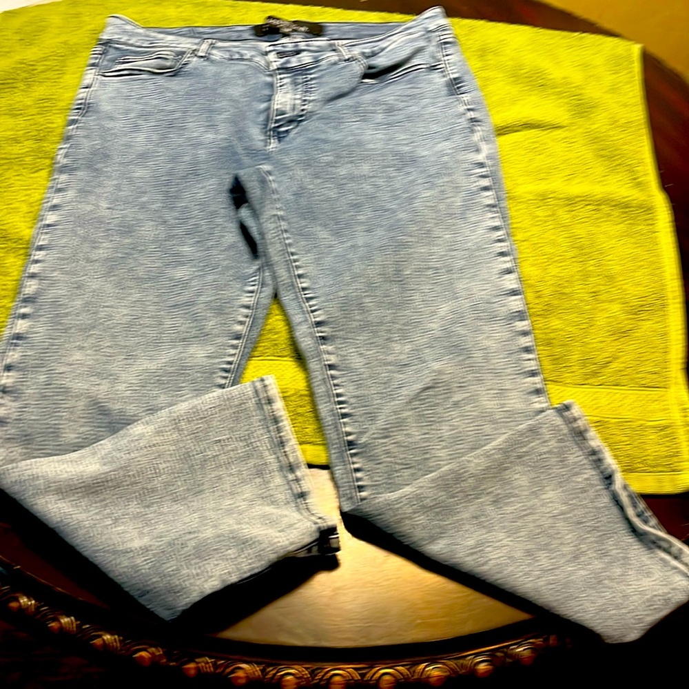 Super soft cropped blue jean.